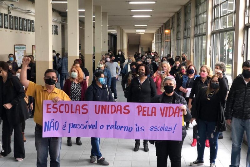 Diretores de escolas estaduais fazem protesto em Porto Alegre contra retorno presencial das aulas<!-- NICAID(14607971) -->