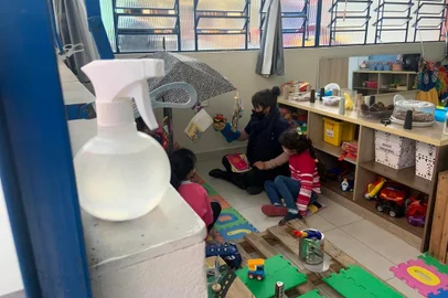  Porto Alegre, RS, Brasil, 05/10/2020 -Baixa adesão marca retorno das aulas na rede pública de Porto Alegre. Na foto- escola infantil tia Beth. Professora (máscara preta)  Patrícia Fortes. Tiago Boff / Divulgação<!-- NICAID(14609359) -->