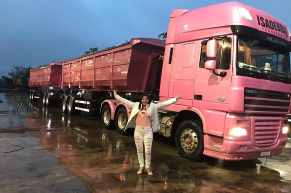 Após vencer câncer de mama, caminhoneira gaúcha roda o país com veículo cor  de rosa para alertar sobre doença | GZH