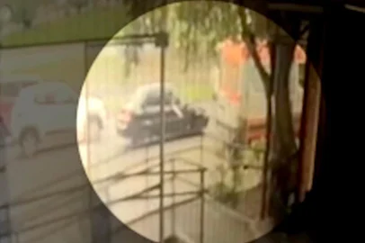 Imagens mostram homem atirando rojão em ambulância<!-- NICAID(14610149) -->
