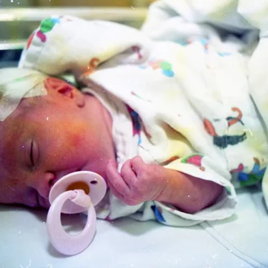  Os batimentos do coração da bebê Marlise Pereira dentro do útero de sua mãe, Isabel Cristina Pereira, de 26 anos,  eram muito lentos.Graças aos avanços da medicina fetal, uma ecocardiografia diagnosticou o problema. A equipe da Unidade de Cardiologia Fetal do Instituto de Cardiologia (IC) decidiu então fazer uma cesariana em Isabel na 34ª semana de gestação para a realizar uma cirurgia de implante de marcapasso definitivo no coração da bebê.A operação aconteceu no dia 11 de dezembro de 1993 e foi um sucesso.-#ENVELOPE: 133823<!-- NICAID(14576510) -->