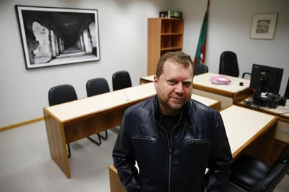  PORTO ALEGRE, RS, BRASIL - 28.09.2020 - Escritório de Sidinei Brzuska. Ele decorou o novo gabinete e a sala de audiência com fotos dos presídios. Entrevista para o Com a Palavra, de Daniel Scola. (Foto: Félix Zucco/Agencia RBS)<!-- NICAID(14603587) -->
