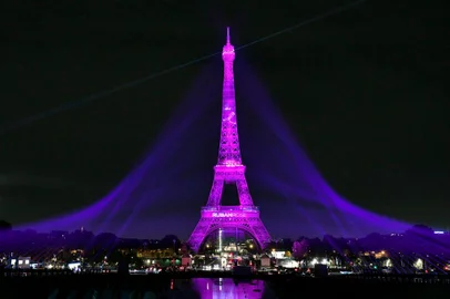  A picture taken on October 1, 2020 shows the Eiffel Tower illuminated in pink to mark the start of Octobre Rose (Pink October) or Breast Cancer Awareness Month in Paris (Photo by STEPHANE DE SAKUTIN / AFP)Editoria: HTHLocal: ParisIndexador: STEPHANE DE SAKUTINSecao: diseaseFonte: AFPFotógrafo: STF<!-- NICAID(14610523) -->