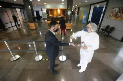  PORTO ALEGRE, RS, BRASIL, 07/10/2020- Medição de temperatura para entrar no Hospital São Lucas da PUCRS. Foto: Lauro Alves / Agencia RBS<!-- NICAID(14610995) -->