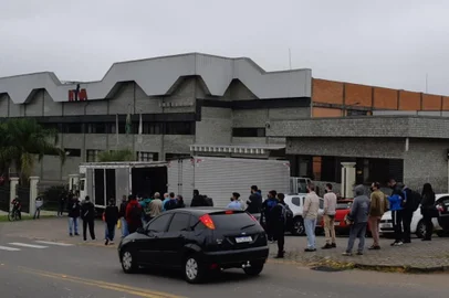  No dia do evento online em comemoração aos seus 25 anos, a empresa Hyva do Brasil, com duas unidades em Caxias do Sul, ficou paralisada na manhã desta quinta-feira (8). O Sindicato dos Metalúrgicos bloqueou a entrada dos funcionários da empresa ao ambiente de trabalho.<!-- NICAID(14612561) -->