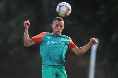  CAXIAS DO SUL, RS, BRASIL, 01/10/2020. Treino do Juventude no CT. O Juventude está disputando a série B do Campeonato Brasileiro 2020. Na foto, atacante Breno. (Porthus Junior/Agência RBS)Indexador:                                 <!-- NICAID(14607034) -->