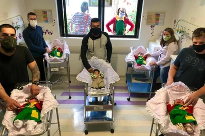  Em comemoração do Dia das Crianças, os bebês nascidos desta sexta-feira (9) até segunda (12) serão caracterizados com roupinhas dos personagens Chaves e Chiquinha, no Hospital do Círculo, em Caxias do Sul.<!-- NICAID(14613523) -->