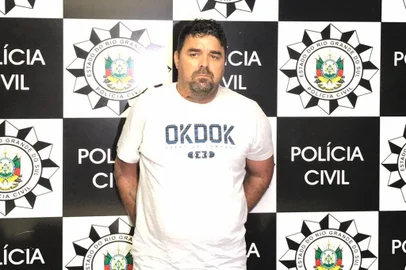 A Polícia Civil prendeu nesta sexta-feira, na praia de Matinhos, na cidade de Caiobá, no litoral paranaense, um dos bandidos mais procurados do Rio Grande do Su, o Queimadol. Gustavo da Silva Deporte foi transferido de helicóptero para Porto Alegre na tarde de hoje. Agentes do Deic já monitoravam ações dele há cerca de 7 meses. apuração.<!-- NICAID(13181335) -->
