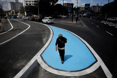  PORTO ALEGRE, RS, BRASIL, 13-10-2020: Pinturas no chão em locais com intensa circulação de pedestres e usuários de transporte coletivo em trecho da avenida da Azenha entre as Praças Piratini e Princesa Isabel. A Empresa Pública de Transporte e Circulação (EPTC) iniciou a fase de implantação da sinalização do novo trecho de faixa exclusiva para o transporte público nesse local. (Foto: Mateus Bruxel / Agência RBS)Indexador: Mateus Bruxel<!-- NICAID(14615141) -->