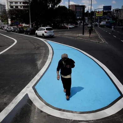  PORTO ALEGRE, RS, BRASIL, 13-10-2020: Pinturas no chão em locais com intensa circulação de pedestres e usuários de transporte coletivo em trecho da avenida da Azenha entre as Praças Piratini e Princesa Isabel. A Empresa Pública de Transporte e Circulação (EPTC) iniciou a fase de implantação da sinalização do novo trecho de faixa exclusiva para o transporte público nesse local. (Foto: Mateus Bruxel / Agência RBS)Indexador: Mateus Bruxel<!-- NICAID(14615141) -->