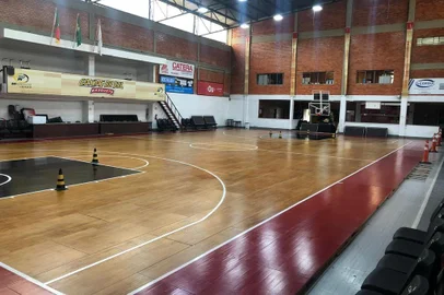  Ginásio Vascão, em Caxias do Sul, está sendo preparado para a retomada dos treinos da equipe do Caxias Basquete, que ocorre nesta quarta-feira (14).<!-- NICAID(14615416) -->