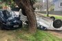 Um carro capotou após colidir contra outro veículo na esquina da Avenida Iguassú com a Rua Murilo Furtado, no bairro Petrópolis, em Porto Alegre, na manhã desta quarta-feira (14). Um dos motoristas teve cortes na testa e em um dos braços.<!-- NICAID(14616069) -->