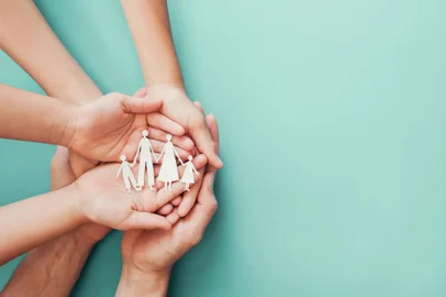  Mãos, familia, união, proteção. Foto: sewcream / stock.adobe.comFonte: 302584133<!-- NICAID(14616132) -->