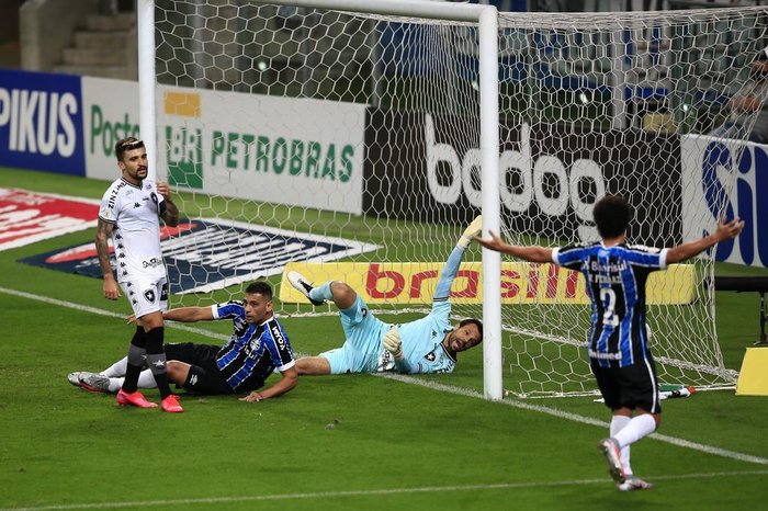 Comentarista diz que primeiro gol do Grêmio sobre o Botafogo foi irregular