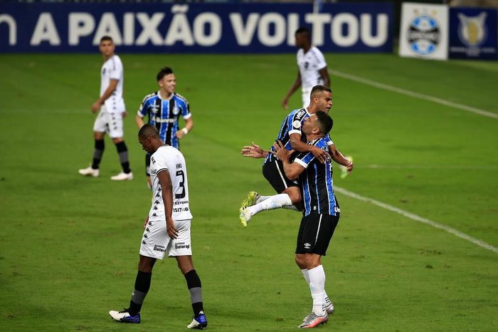 Com golaço e expulsão, Grêmio vence Botafogo e ganha fôlego no Brasileirão
