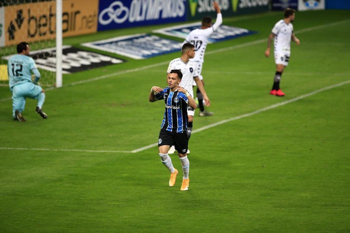 Pepê revela cobrança interna por melhora e comemora gols em vitória do Grêmio