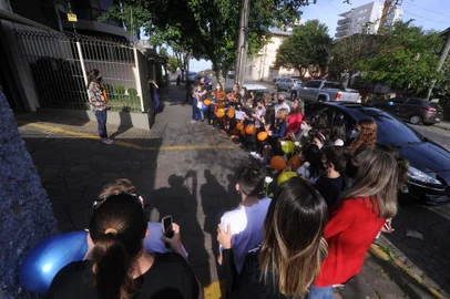  CAXIAS DO SUL, RS, BRASIL, 15/10/2020 - No dia do professor, pais e alunos da escola São Carlos homenagearam a professora Mel. eles fizeram uma carreata e depois entregaram flores, cartazes e outros mimos para a docente.  (Marcelo Casagrande/Agência RBS)<!-- NICAID(14617783) -->