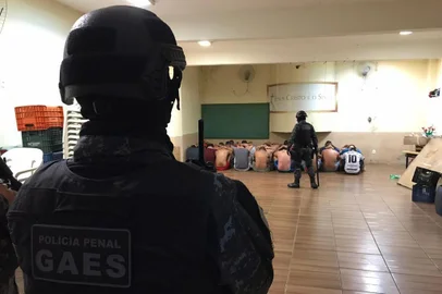 Uma investida policial busca desarticular lideranças criminosas que ordenam homicídios e a venda de drogas de dentro do Presídio Estadual de Canela. Esta é a segunda fase da Operação Xeque-Mate, que identificou 30 membros de uma facção na cidade. As buscas nas celas apreenderam 24 celulares, R$ 2,5 mil, facas artesanais e algumas porções de drogas.<!-- NICAID(14618120) -->
