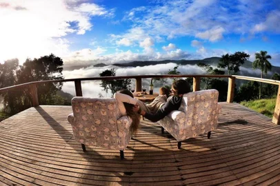 Um passeio romântico ou uma viagem com os amigos ou familiares em busca por novas experiências, por aventura ou até por um destino onde possa relaxar. Fazer um piquenique em uma tenda com edredom montada em meio aos parreirais de uma vinícola, passear de bicicleta com a vista imponente de um cânion ou ainda se hospedar em cabanas rústicas no estilo canadense em uma paisagem exuberante. Tais experiências que são proporcionadas em Bento Gonçalves, Cambará do Sul e Picada Café figuram entre os dez destinos mais acessados na plataforma Viva o RS (vivaors.com.br). A ferramenta foi criada para apoiar o turismo gaúcho. É uma feira virtual onde os visitantes encontram passeios na natureza e com acesso à cultura e gastronomia típica de cada cidade. Lançada em 20 de setembro de 2020 ela segue no ar até 30 de outubro. Isso porque a ideia era oferecer aos turistas opções seguras e fora dos roteiros tradicionais mostrando o que o RS tem de melhor. Na foto: Wild Cabins, no Morro do Vento, em Picada Café.<!-- NICAID(14618533) -->