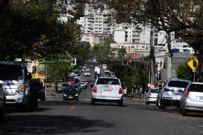  CAXIAS DO SUL, RS, BRASIL, 16/10/2020. O bairro Santa Catarina é o que mais tem casos confirmados de covid-19 e o que mais tem registro de óbitos causados pela doença. Na foto, vista da Avenida Rossetti. (Porthus Junior/Agência RBS)<!-- NICAID(14618842) -->