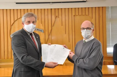 Rudimar Luis Brogliato, presidente da OAB Caxias, e  Carlos Maximiliano Molon - integrante da Comissão Especial de Pleitos Eleitorais da OAB, com documento encaminhado aos candidatos a prefeito com compromisso público de eleições limpas, mantendo um padrão ético.<!-- NICAID(14619523) -->