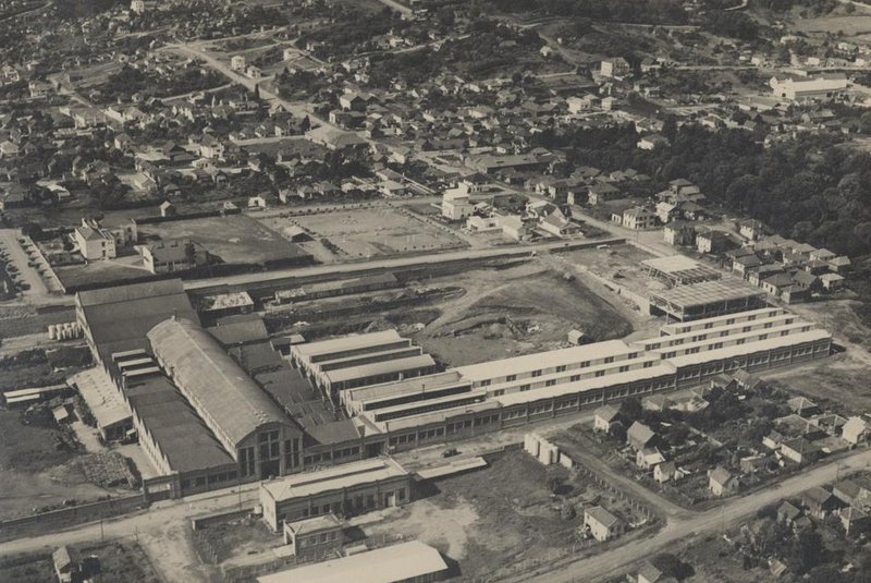 Vista aérea do complexo da Maesa e de parte dos bairros Lourdes e Exposição. Vê-se ainda a  Praça Monteiro Lobato, Senai e Colégio Emilio Meyer. Foto de 1973<!-- NICAID(14617477) -->