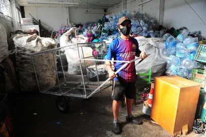  CAXIAS DO SUL, RS, BRASIL, 19/10/2020. Carrinho do papeleiro Carlos Miguel, que morreu queimado, foi doado depois de oito anos para uma reciclagem do  bairro Cruzeiro. Carrinho foi reformado e volta a circular pelas ruas. Na foto, Anderson Eduardo Francescon, 26, o Dudu mostrando o carrinho que está esperando o novo condutor. (Porthus Junior/Agência RBS)<!-- NICAID(14620490) -->