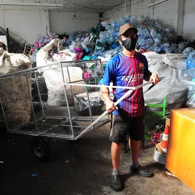 CAXIAS DO SUL, RS, BRASIL, 19/10/2020. Carrinho do papeleiro Carlos Miguel, que morreu queimado, foi doado depois de oito anos para uma reciclagem do  bairro Cruzeiro. Carrinho foi reformado e volta a circular pelas ruas. Na foto, Anderson Eduardo Francescon, 26, o Dudu mostrando o carrinho que está esperando o novo condutor. (Porthus Junior/Agência RBS)<!-- NICAID(14620490) -->