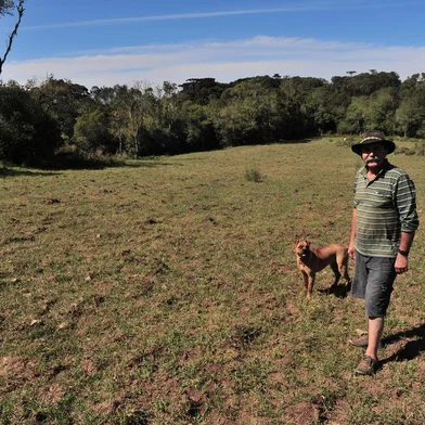  CAXIAS DO SUL, RS, BRASIL, 15/10/2020. Agricultor Valdineu Castilho, no interior de Criúva, mostra onde tinha as plantações de milho. O produtor rural que deixou de plantar milho na área mais perto do rio porque os javalis comiam ou destruíam tudo. O prejuízo é que tem que comprar o milho para alimentar os animais. (Porthus Junior/Agência RBS)<!-- NICAID(14617674) -->