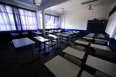  PORTO ALEGRE,RS,BRASIL.2020,10,20.Escola Tecnica Parobé,sem condições de voltas as aulas.Na foto.Janelas emperradas,não abrem,.(RONALDO BERNARDI/AGENCIA RBS).<!-- NICAID(14620985) -->