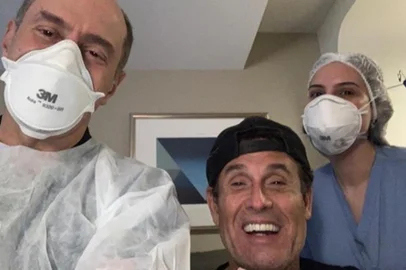 Sergio Mallandro se recupera do coronavírus e publica foto ao lado de médicos