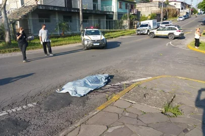 Um homem de 35 anos foi morto a tiros no bairro Esplanada, em Caxias do Sul, por volta de 16h desta quarta-feira (20). Segundo informações da Polícia Civil, testemunhas relataram que Cleiton Vieira Natividade, 35 anos, estava reunido com outras pessoas em uma praça na Rua Irmã Geni quando dois homens se aproximaram em uma moto Honda CG preta. Um deles disparou contra Natividade, que tentou correr, mas foi atingido por dois tiros na cabeça e um nas costas. Ele morreu no local.<!-- NICAID(14621651) -->
