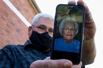  MONTENEGRO, RS, BRASIL - 20.10.2020 - Beatriz Winck (foto celular), moradora de Portão, sumiu durante passeio no Santuário Nacional de Nossa Senhora Aparecida, no interior de São Paulo, oito anos atrás. João Carlos Winck, um dos filhos da idosa, continua procurando pela mãe, desta vez lançando uma ofensiva via redes sociais. A foto digitalizada da mãe, feita por um profissional, tem a finalidade de mostrar como ela estaria atualmente. (Foto: Jefferson Botega/Agencia RBS)Indexador: Jefferson Botega<!-- NICAID(14621111) -->