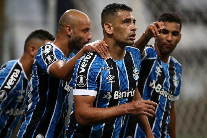 Grêmio confirma quatro jogadores e preparador positivos para Covid-19