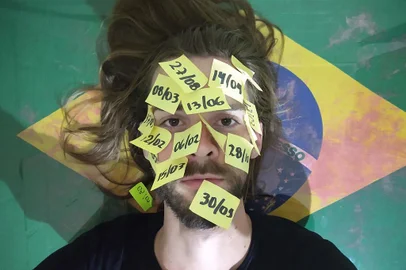Monólogo [Em]² é encenado pelo ator Darlan Gebing<!-- NICAID(14623121) -->