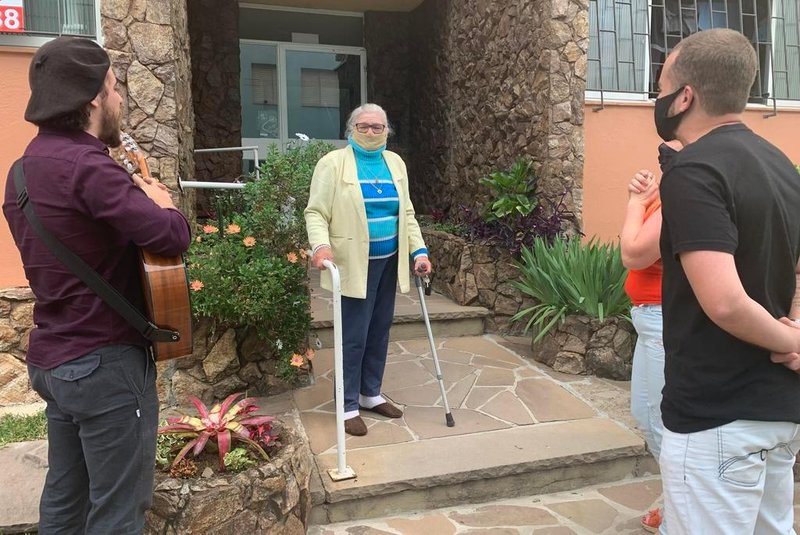 Projeto Uma canção pra você da Associação Caxiense de Atenção ao Idoso (Scan) leva música para idosos. Na foto  Eiraci Guerras Casagrande, 88 anos, recebe serenata em casa. <!-- NICAID(14624780) -->