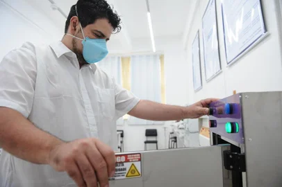  CAXAIS DO SUL, RS, BRASIL (23/10/2020)Daniel Veloso,  caxiense que desenvolveu câmara de esterilização com ultravioleta de baixo custo. O projeto foi desenvolvido após ele perder o pai para covid-19, em junho. Produto passa por validações técnicas, mas já está disponível para comercialização. (Antonio Valiente/Agência RBS)<!-- NICAID(14624549) -->