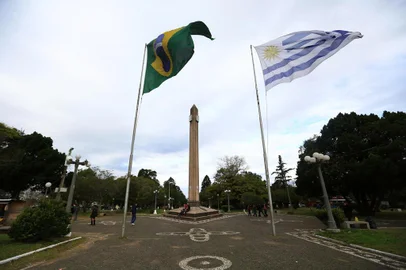  SANTANA DO LIVRAMENTO, RS, BRASIL - Na fronteira entre Santana do Livramento (Brasil) e Rivera (Uruguai), o clima de Copa do Mundo está presente, as camisetas e bandeiras de Brasil e Uruguai estão por todos os lados.Indexador: Jefferson Botega<!-- NICAID(13632594) -->