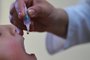  PORTO ALEGRE, RS, BRASIL, 17-08-2018. Crianças tomam vacina contra poliomielite e sarampo no Posto Modelo, na Av João Pessoa. ALTA RESOLUÇÃO (LAURO ALVES/AGÊNCIA RBS)<!-- NICAID(13697632) -->