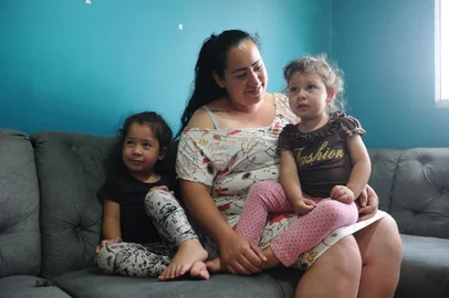  CAXIAS DO SUL, RS, BRASIL (26/10/2020)Josiane Patricia Mello Elias, 29 anos, mãe da Paola Helloá e da Maria Helloisa. Ela não consegue vaga em creche para as crianças. (Antonio Valiente/Agência RBS)<!-- NICAID(14626171) -->