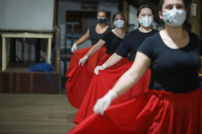  NOVO HAMBURGO, RS, BRASIL - 19.10.2020 - O CTG Porteira Velha, de Novo Hamburgo, retomou a prática da dança adotando diversas medidas, como uso de álcool gel e medição de temperatura. Prendas e patrões não podem dançar abraçados e precisam usar máscaras e luvas durante os ensaios. (Foto: Isadora Neumann/Agencia RBS)Indexador: ISADORA NEUMANN<!-- NICAID(14626248) -->