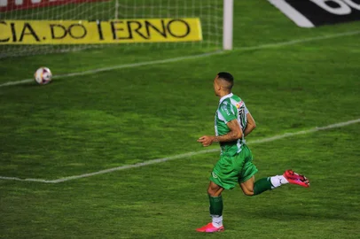 CAXIAS DO SUL, RS, BRASIL, 20/10/2020. Juventude x Avaí, jogo válido pela 17ª rodada da Série B do Campeonato Brasileiro 2020 e realizado no estádio Alfredo Jaconi. Comemorarção do segundo gol do Juventude marcado pelo atacante Breno. (Porthus Junior/Agência RBS)<!-- NICAID(14621736) -->
