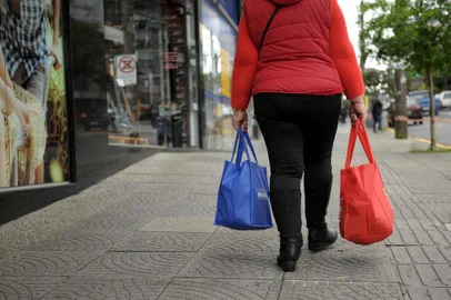  CAXIAS DO SUL, RS, BRASIL, 15/10/2019Semana municipal do consumo consciente. Supermercados estimulam o uso de sacolas de pano que podem ser utilizadas várias vezes ao invés a sacola plástica.(Lucas Amorelli/Agência RBS)<!-- NICAID(14290495) -->