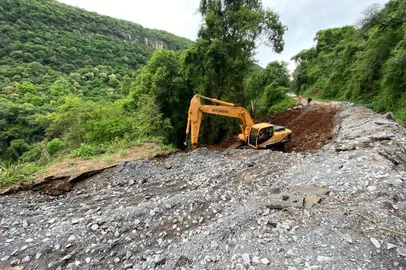 Obras de recuperação da RS-448, entre Nova Roma do Sul e Farroupilha, iniciaram neste semana<!-- NICAID(14627835) -->