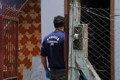  CAXIAS DO SUL, RS, BRASIL, 27/10/2020 - Família é assassinada dentro de casa no bairro Jardim Iracema, um homem, uma mulher grávida e uma criança. (Marcelo Casagrande/Agência RBS)<!-- NICAID(14627004) -->