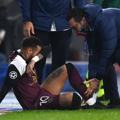  Paris Saint-Germains Brazilian forward Neymar receives medical treatment from medical staff during the UEFA Champions League Group H football match between Istanbul Basaksehir FK and Paris Saint-Germains, on October 28, 2020, at the Basaksehir Fatih Terim stadium in Istanbul. (Photo by OZAN KOSE / AFP)Editoria: SPOLocal: IstanbulIndexador: OZAN KOSESecao: soccerFonte: AFPFotógrafo: STF<!-- NICAID(14628169) -->