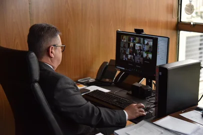 Em reunião realizada na manhã desta quarta-feira (28/10), porvideoconferência, autoridades da Secretaria da Segurança Pública e suasinstituições vinculadas, do Tribunal Regional Eleitoral, do Ministério PúblicoEstadual, do Ministério Público Federal e da Polícia Federal consolidaram oalinhamento para atuação integrada nesses últimos dias de campanha eleitorale, em especial, na data das votações. 