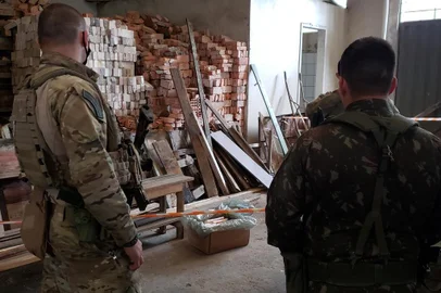  Uma operação de fiscalização do Exército Brasileiro com o apoio da Brigada Militar apreendeu na tarde desta quinta-feira (29) cerca de 50 quilos de explosivos na Zona Norte de Caxias do Sul. <!-- NICAID(14629606) -->