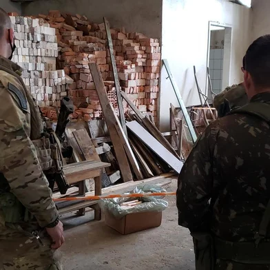  Uma operação de fiscalização do Exército Brasileiro com o apoio da Brigada Militar apreendeu na tarde desta quinta-feira (29) cerca de 50 quilos de explosivos na Zona Norte de Caxias do Sul. <!-- NICAID(14629606) -->