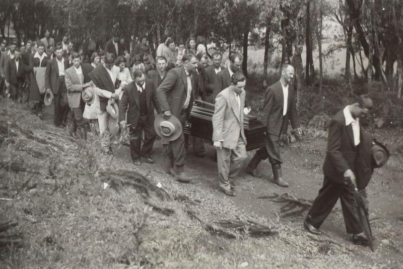 Cortejo fúnebre de Bortolo Mascarello no Travessão 7 de Setembro. Flores da Cunha, ca. 1951.<!-- NICAID(12063529) -->